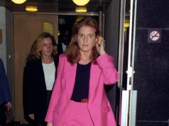 O assassino no centro de jardinagem: a ex-cômoda de Fergie, Jane Andrews, vista enquanto o novo drama da ITV revive como ela assassinou o namorado com um taco de críquete em um ataque de ciúme Sarah Ferguson com sua cômoda Jane Andrews andando atrás dela. Durante nove anos, entre 1988 e 1997, Andrews, agora com 58 anos e conhecida pelo nome de Jane Lamb, trabalhou para a então Duquesa de York como sua costureira pessoal e confidente de confiança.