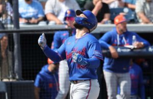 O ataque improvisado do Mets começa com quatro homers da Grapefruit League Luis Torrens corre pelas bases depois de acertar um home run solo do arremessador do New York Yankees, Cade Winquest, no 4º inning.