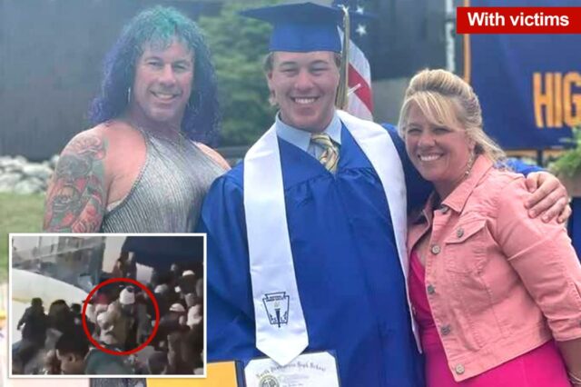 Roberta Esposito (também conhecido como Robert Dorgan) e Rhonda Dorgan com Aidan Dorgan em sua formatura.