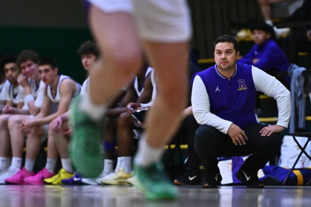 O basquete masculino de Riordan ainda está fora dos gramados porque os adversários perdem os jogos agendados
