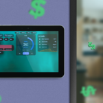 Dois tablets Android vistos de trás com várias notas de dólar ao redor