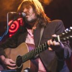 O cantor do Lemonheads, Evan Dando, hospitalizado por problemas de saúde mental, depois que um fã postou um relato de recebimento de vídeo sexual não solicitado