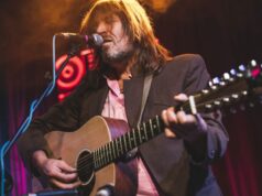 O cantor do Lemonheads, Evan Dando, hospitalizado por problemas de saúde mental, depois que um fã postou um relato de recebimento de vídeo sexual não solicitado O cantor do Lemonheads, Evan Dando, hospitalizado por problemas de saúde mental, depois que um fã postou um relato de recebimento de vídeo sexual não solicitado