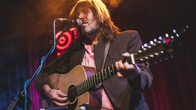 O cantor do Lemonheads, Evan Dando, hospitalizado por problemas de saúde mental, depois que um fã postou um relato de recebimento de vídeo sexual não solicitado
