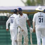 O capitão de Jammu e Caxemira, Paras Dogra, dá uma cabeçada em KV Aneesh durante a final do Troféu Ranji contra Karnataka