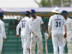 O capitão de Jammu e Caxemira, Paras Dogra, dá uma cabeçada em KV Aneesh durante a final do Troféu Ranji contra Karnataka O capitão de Jammu e Caxemira, Paras Dogra, dá uma cabeçada em KV Aneesh durante a final do Troféu Ranji contra Karnataka