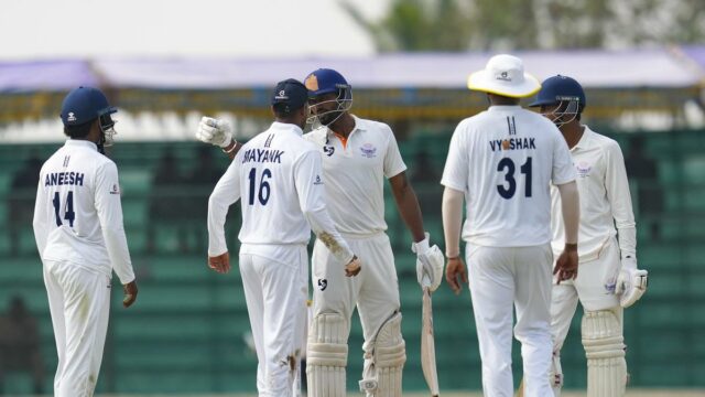 O capitão de Jammu e Caxemira, Paras Dogra, dá uma cabeçada em KV Aneesh durante a final do Troféu Ranji contra Karnataka
