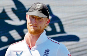 O capitão de testes da Inglaterra, Ben Stokes, passa por uma cirurgia ocular bem-sucedida O capitão de testes da Inglaterra, Ben Stokes, passa por uma cirurgia ocular bem-sucedida