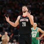 O pivô do Houston Rockets, Alperen Sengun, reagindo durante um jogo contra o Boston Celtics.