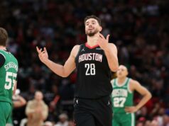 O centro dos Rockets, Alperen Sengun, pede desculpas por comentário ofensivo à árbitra O pivô do Houston Rockets, Alperen Sengun, reagindo durante um jogo contra o Boston Celtics.