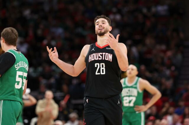 O pivô do Houston Rockets, Alperen Sengun, reagindo durante um jogo contra o Boston Celtics.