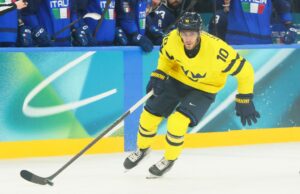 O centro dos Sharks viu seus ídolos ganharem o ouro olímpico há 20 anos. Ele pode fazer o mesmo? MILÃO, ITÁLIA - 11 DE FEVEREIRO: (NOTA DO EDITOR: A imagem foi capturada usando uma câmera remota posicionada acima do campo de jogo.) Matt Bradley nº 13 da equipe da Itália e Alexander Wennberg nº 10 da equipe da Suécia se enfrentam no primeiro período durante a partida preliminar masculina do Grupo B entre Suécia e Itália no quinto dia dos Jogos Olímpicos de Inverno de Milano Cortina 2026 na Arena de Hóquei no Gelo Milano Santagiulia em 11 de fevereiro de 2026 em Milão, Itália. (Foto de Bruce Bennett/Getty Images)