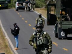 O chefe do cartel mais procurado do México foi morto após visita de parceiro romântico Um soldado ultrapassa uma barreira perto de Tapalca, um dia depois de violentas represálias por parte de membros do cartel.