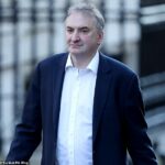 O Gabinete do Gabinete disse esta noite que Sir Chris Wormald deixou o cargo de Secretário de Gabinete 'por acordo mútuo'