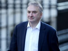 O chefe do serviço público, Chris Wormald, é demitido por Keir Starmer enquanto joga outro assessor sob o ônibus ‘para salvar sua própria pele’ em mais um dia de caos no número 10 O Gabinete do Gabinete disse esta noite que Sir Chris Wormald deixou o cargo de Secretário de Gabinete 'por acordo mútuo'