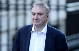 O chefe do serviço público, Chris Wormald, é demitido por Keir Starmer enquanto joga outro assessor sob o ônibus ‘para salvar sua própria pele’ em mais um dia de caos no número 10 O Gabinete do Gabinete disse esta noite que Sir Chris Wormald deixou o cargo de Secretário de Gabinete 'por acordo mútuo'