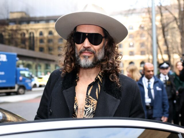 O comediante e ator britânico Russell Brand chega para participar de uma audiência de um dia de defesa e preparação para o julgamento no Southwark Crown Court, no sul de Londres, em 24 de fevereiro de 2026. (Foto de Adrian DENNIS / AFP)
