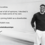 O comissário da NBA, Silver, considera o investimento de Giannis em Kalshi minúsculo em meio ao debate sobre previsões do mercado. Imagem promocional em preto e branco de Giannis Antetokounmpo encostado em uma parede clara, sorrindo com as mãos nos bolsos, vestindo uma camisa escura de manga comprida e calças claras. O texto à esquerda diz: