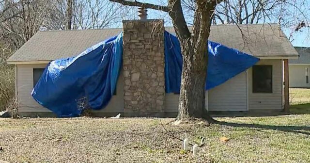 O corpo no espaço de rastreamento pertence a uma mulher Casal do Mississippi é preso após restos humanos encontrados no túmulo do quintal Departamento de Polícia de Jackson