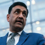 O deputado democrata Khanna lê nomes de 4 homens em arquivos de Epstein sem conexão com Epstein