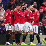 Casemiro comemora com seus companheiros durante a partida de futebol da Premier League entre Manchester United e Fulham, em Old Trafford, em Manchester, Inglaterra, em 2026.