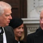 Andrew e King Charles deixam uma missa em Londres em setembro.