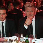 Brooklyn Beckham deixou de seguir o melhor amigo de seu pai, Gordon Ramsay, no Instagram depois que o chef pediu que ele ‘lembrasse de onde veio’ em meio à briga com seus pais