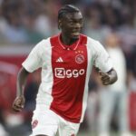 O dilema do treinador do Ajax: Jorthy Mokio é elogiado até o céu, mas frustrado por causa disso