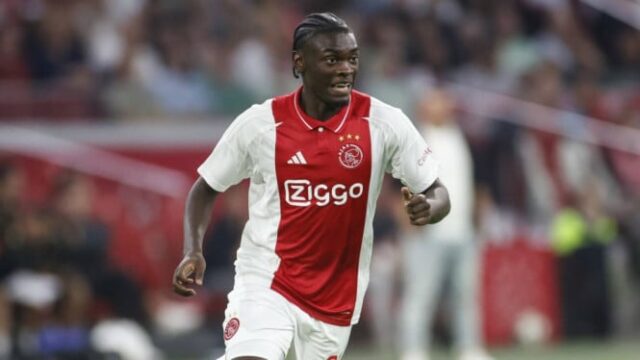 O dilema do treinador do Ajax: Jorthy Mokio é elogiado até o céu, mas frustrado por causa disso
