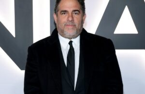 O diretor de ‘Melania’, Brett Ratner, diz que ‘não tinha um relacionamento pessoal’ com Jeffrey Epstein após o vazamento da foto O diretor de 'Melania', Brett Ratner, diz que 'não tinha um relacionamento pessoal' com Jeffrey Epstein após o vazamento da foto
