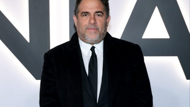 O diretor de 'Melania', Brett Ratner, diz que 'não tinha um relacionamento pessoal' com Jeffrey Epstein após o vazamento da foto
