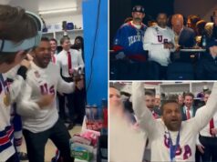 O diretor do FBI, Kash Patel, festeja com o time olímpico de hóquei dos EUA após a conquista da medalha de ouro sobre o Canadá Kash Patel em um