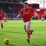 O domínio de 13 duelos de Elliot Anderson contra o Liverpool é exatamente o motivo pelo qual o Man United quer contratá-lo