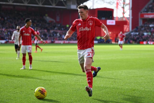 O domínio de 13 duelos de Elliot Anderson contra o Liverpool é exatamente o motivo pelo qual o Man United quer contratá-lo
