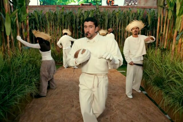 O elaborado palco do intervalo do Super Bowl de Bad Bunny brilha - mas a música desce pela toca do coelho
