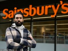 O erro de reconhecimento facial da Sainsbury faz com que um cliente fiel saia – depois que a equipe o confundiu com o infrator que ESTAVA na loja ao mesmo tempo Warren Rajah, 42, foi levado para fora de seu Sainsbury's local depois que a equipe cometeu um erro de reconhecimento facial