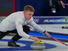 O escândalo do curling nas Olimpíadas de Inverno cresce à medida que a Grã-Bretanha é acusada da mesma violação das equipes canadenses Bobby Lammie, da Grã-Bretanha, lança uma pedra de curling enquanto segura uma vassoura durante uma partida de curling.