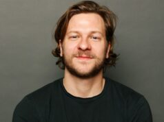 O escritor de ‘Nice Indian Boy’ Eric Randall assina com Paradigm (EXCLUSIVO) O escritor de 'Nice Indian Boy' Eric Randall assina com Paradigm (EXCLUSIVO)