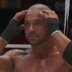 O ex-astro da WWE John Morrison perde o cabelo no evento CMLL