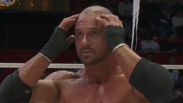 O ex-astro da WWE John Morrison perde o cabelo no O ex-astro da WWE John Morrison perde o cabelo no evento CMLL