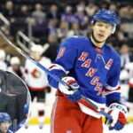 O ala esquerdo do New York Rangers, Artemi Panarin, reagindo após uma ligação durante um jogo.