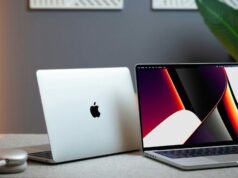 O funcionário da loja supostamente deu a si mesmo um desconto de 99% em MacBooks no valor de US$ 118 mil e muito mais Funcionário da Best Buy supostamente deu a si mesmo um desconto de 99% em MacBooks e muito mais | Dois MacBooks vistos em uma mesa com um par de AirPods Max