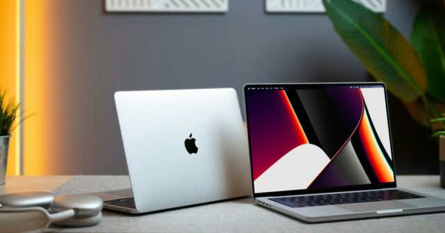 Funcionário da Best Buy supostamente deu a si mesmo um desconto de 99% em MacBooks e muito mais | Dois MacBooks vistos em uma mesa com um par de AirPods Max