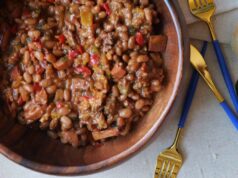 O garanhão de Megan Thee não revela o que há em seus feijões assados exclusivos, então tentei descobrir Pegue um balde e um esfregão... porque derramei feijão.