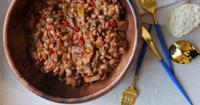 O garanhão de Megan Thee não revela o que há Pegue um balde e um esfregão... porque derramei feijão.