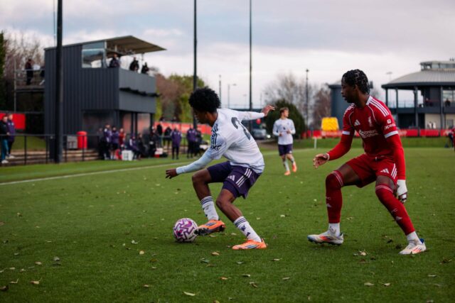 Jayce Fitzgerald saindo do Manchester United.