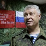O tenente-general Vladimir Alekseyev, 64, foi baleado várias vezes por um agressor não identificado em um prédio de apartamentos em Moscou.
