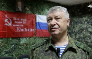 O general russo Vladimir Alekseyev foi baleado várias vezes em um prédio de apartamentos em Moscou O tenente-general Vladimir Alekseyev, 64, foi baleado várias vezes por um agressor não identificado em um prédio de apartamentos em Moscou.