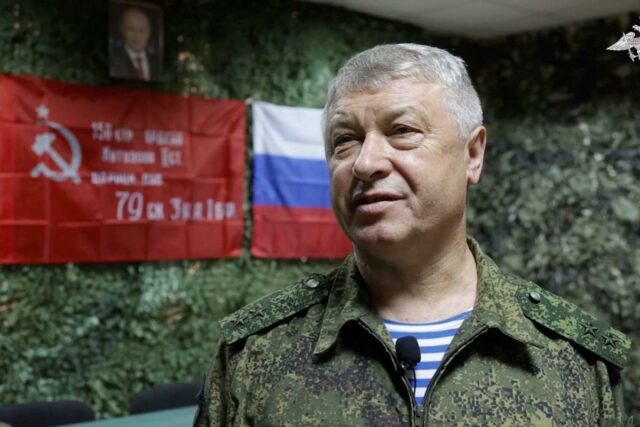 O tenente-general Vladimir Alekseyev, 64, foi baleado várias vezes por um agressor não identificado em um prédio de apartamentos em Moscou.
