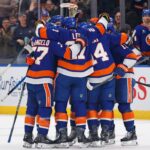 Matthew Schaefer, nº 48 do New York Islanders, comemorou com seus companheiros de equipe depois de marcar um gol durante o primeiro período, quando o New York Islanders jogou contra o Pittsburgh Penguins na terça-feira, 3 de fevereiro de 2026, na UBS Arena em Elmont, NY.